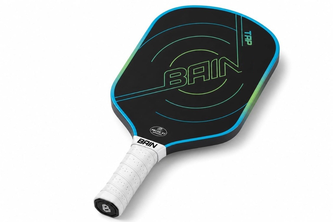 TAP Slim paddle on a white ground